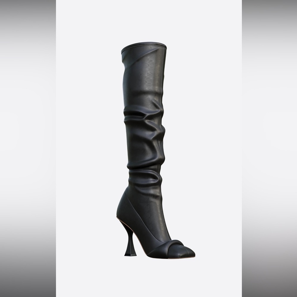 BLACK:
Zoe in Black.